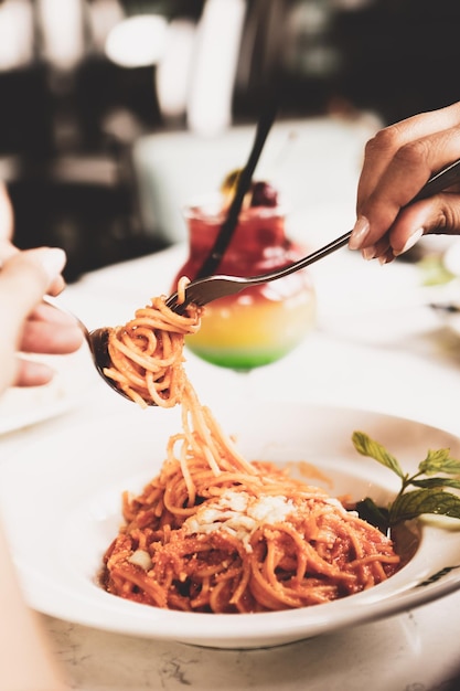 Bord heerlijke spaghetti Bolognaise of Bolognese met tomatensaus gegarneerd met kaas