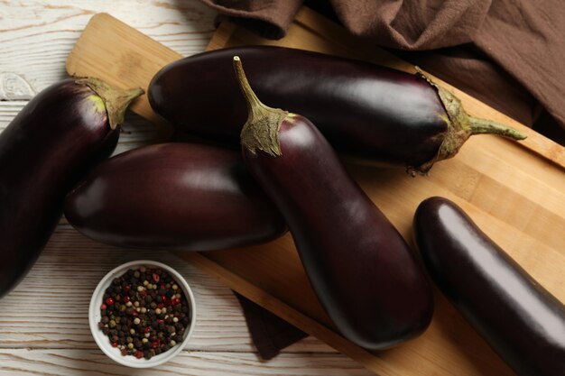 Bord met aubergines en kruiden