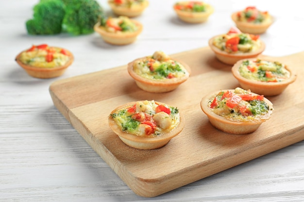 Bord met broccoli quiche tartlets op tafel