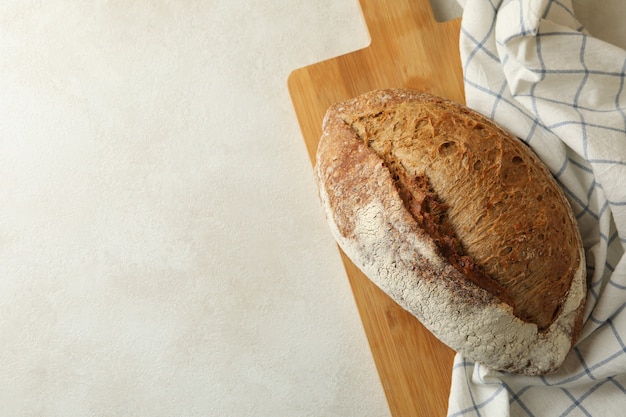 Bord met brood en servet op witte tafel