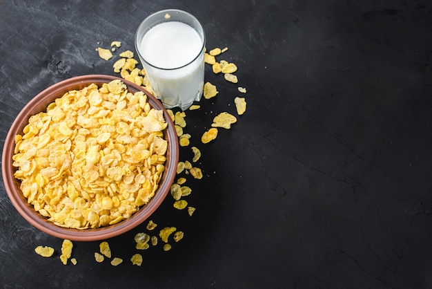 Bord met cornflakes op zwarte achtergrond