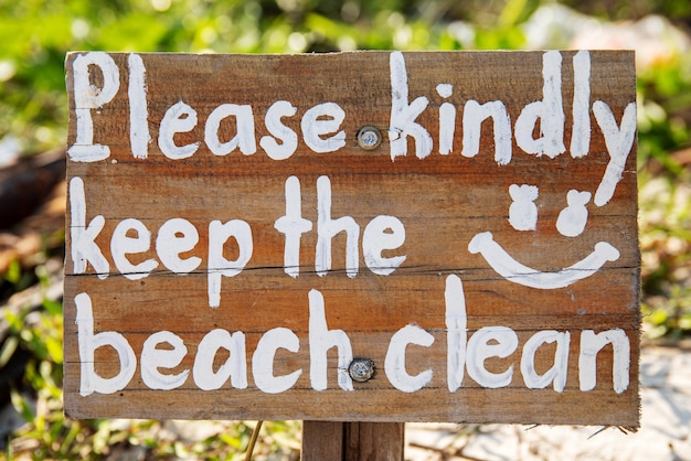 Bord met de tekst 'Houd het strand alstublieft schoon