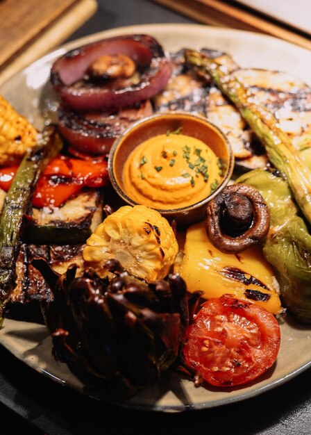 Bord met diverse en kleurrijke groenten gemaakt op de grill.