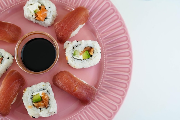 Bord met diverse stukjes sushi