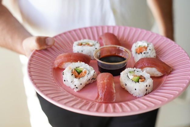 Bord met diverse stukjes sushi