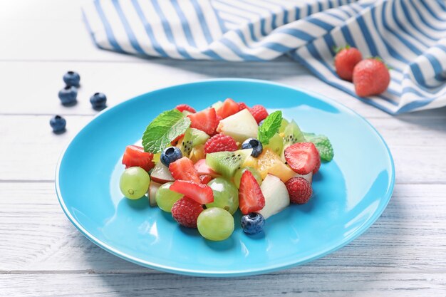 Bord met fruitsalade op houten tafel