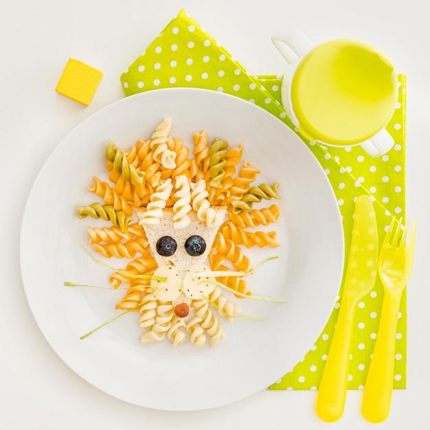 Bord met fusilli in decoratieve vorm voor babt