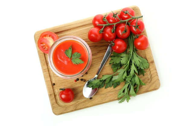 Bord met Gazpacho en ingrediënten geïsoleerd op een witte achtergrond