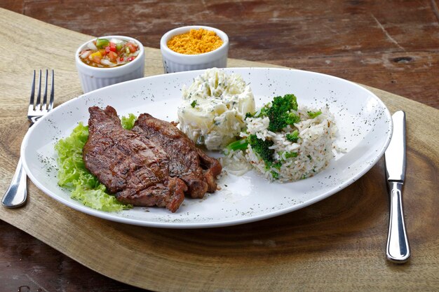 Bord met gegrilde biefstuk rijst aardappelen salade Picanha