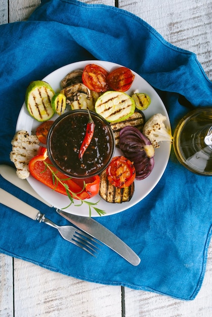 bord met gegrilde groenten en teriyakisaus