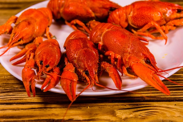 Bord met gekookte rivierkreeftjes op rustieke houten tafel