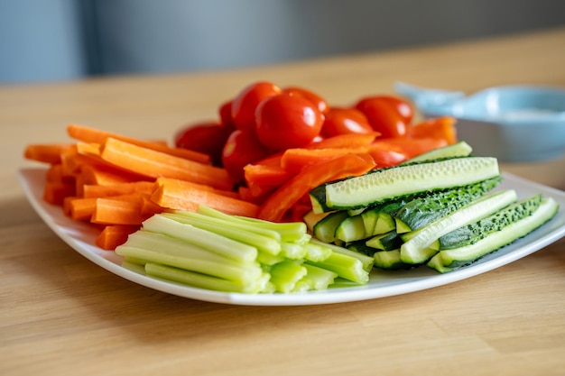 Bord met gesneden groenten vegetarische snacks