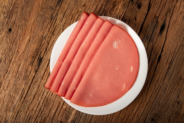 Bord met gesneden mortadella op tafel