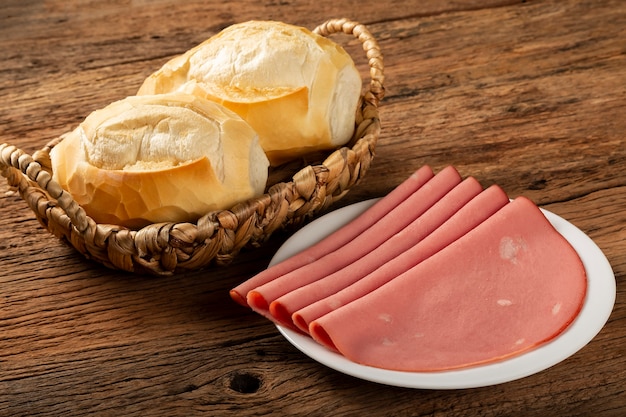 Bord met gesneden mortadella op tafel