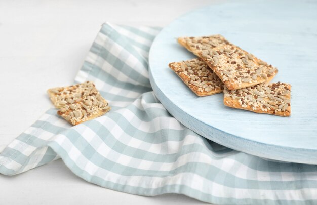 Bord met granenkoekjes op tafel on