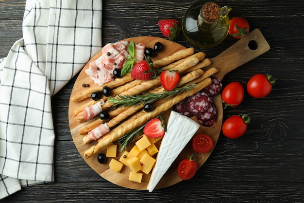 Bord met grissini en snacks op houten oppervlak