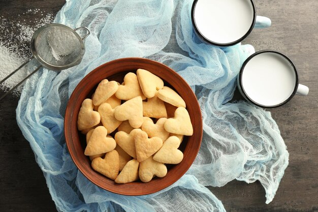 Bord met hartvormige boterkoekjes op tafel