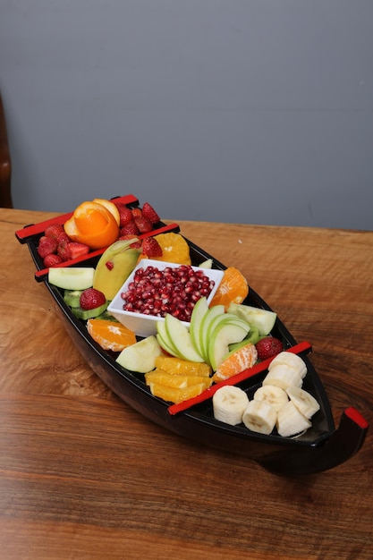 Bord met heerlijk gemengd fruit en gesneden fruit