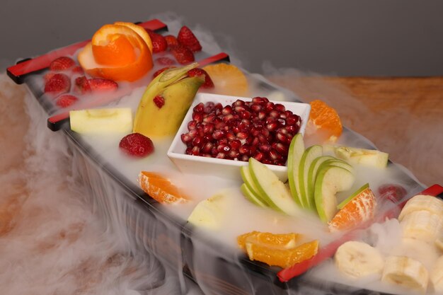 Bord met heerlijk gemengd fruit en gesneden fruit