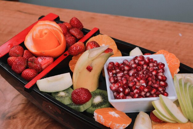 Bord met heerlijk gemengd fruit en gesneden fruit