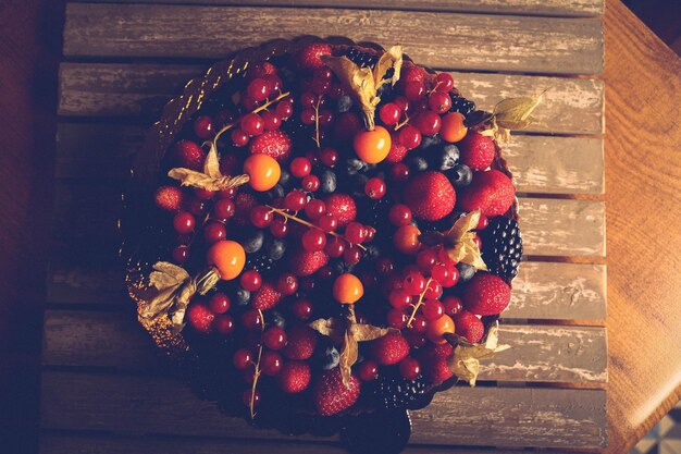 Bord met heerlijke cake met bessen en heerlijk fruit op tafel