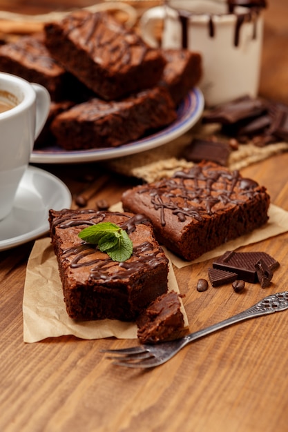 Bord met heerlijke chocolade brownies