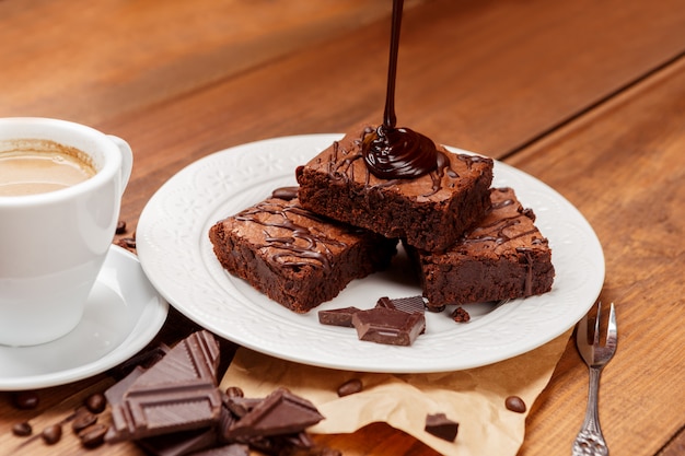 Bord met heerlijke chocolade brownies