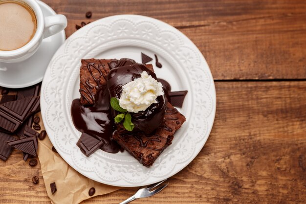 Bord met heerlijke chocolade brownies