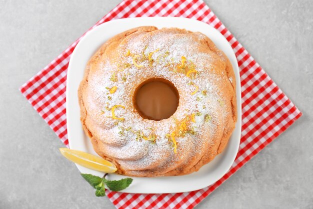 Bord met heerlijke citruscake en citroen op tafel