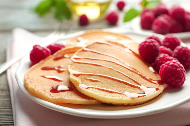 Bord met heerlijke pannenkoeken op tafel