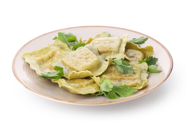 Bord met heerlijke ravioli geïsoleerd op witte achtergrond