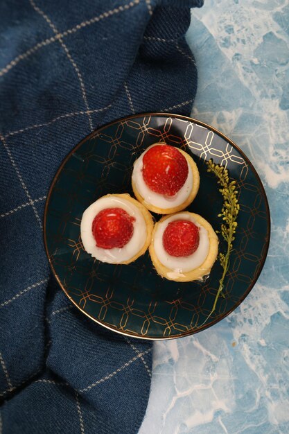 Bord met heerlijke taart op tafel