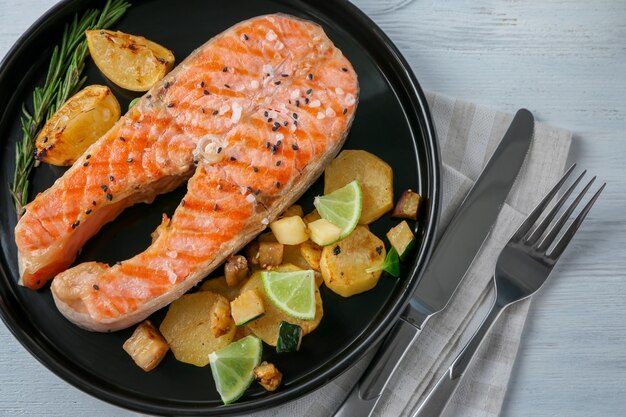 Bord met heerlijke zalm steak op tafel