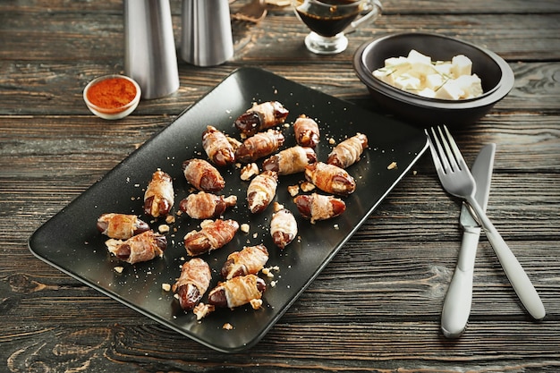 Bord met in spek gewikkelde dadels op tafel