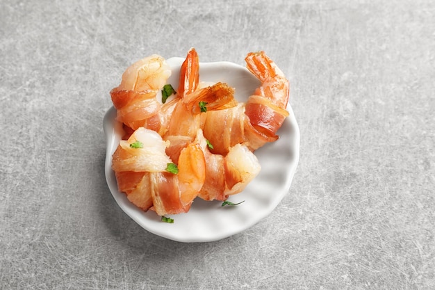 Bord met in spek gewikkelde garnalen op tafel