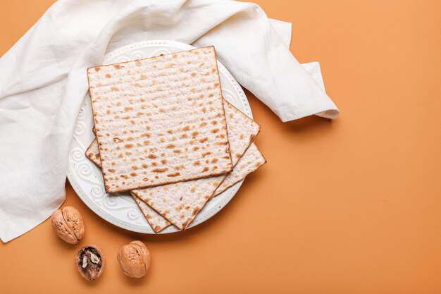 Foto bord met joodse flatbread matza voor pascha op kleur