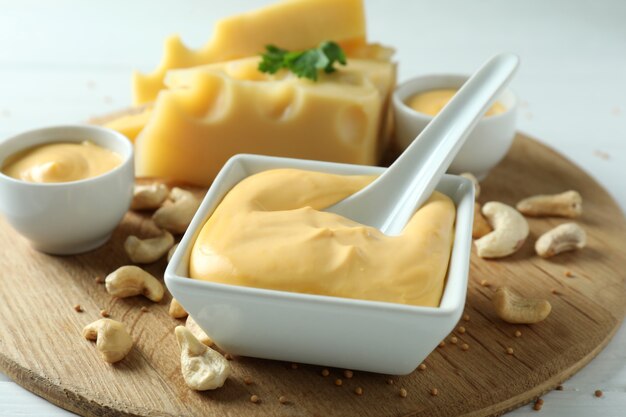 Bord met kaassaus en ingrediënten, close-up