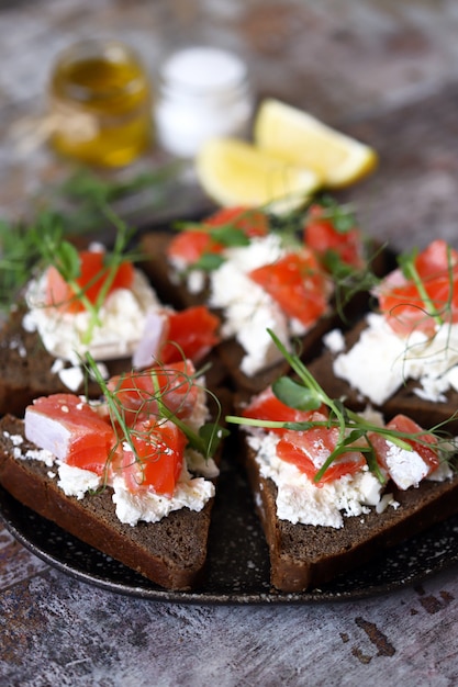 Bord met keto toast met zalm en witte kaas.