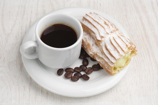 Bord met koffiekopje en cake op tafel