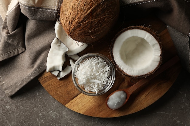 Bord met kokos en kokosvlokken op grijze tafel