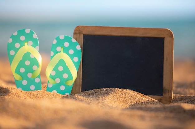 Bord met kopie ruimte op het strand