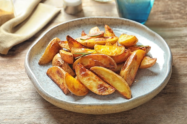 Bord met lekkere aardappelpartjes op tafel