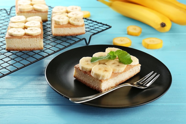 Foto bord met lekkere bananencake op houten tafel