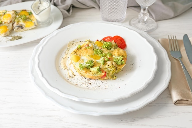 Bord met lekkere broccoli braadpan op houten tafel