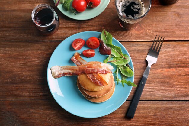 Bord met lekkere pannenkoeken en spek op tafel