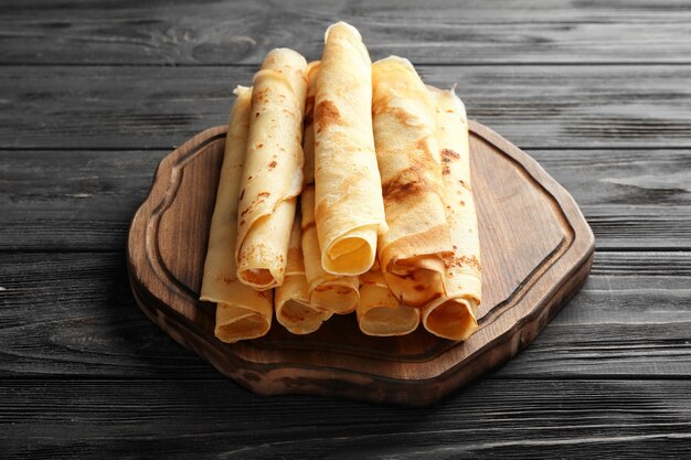 Bord met lekkere pannenkoeken op houten tafel