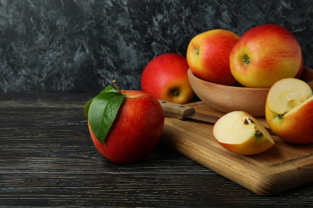 Bord met lekkere rode appels op houten tafel