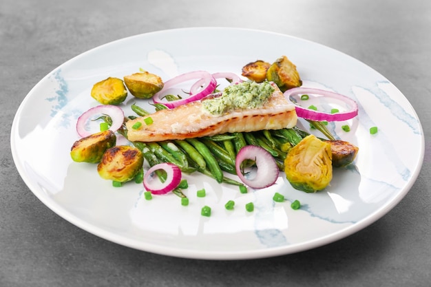 Bord met lekkere vis en groenten op tafel