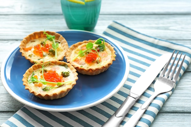 Bord met lekkere zalmtaartjes op tafel