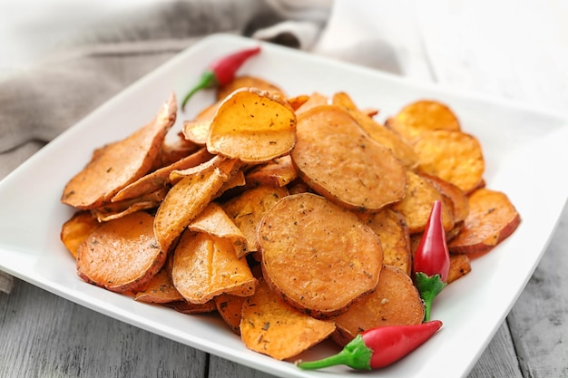 Bord met lekkere zoete aardappelchips op tafel